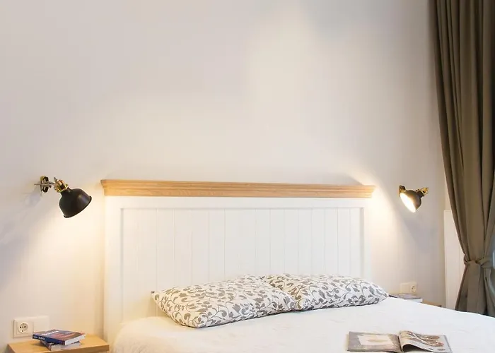 Lovely In Center With Private Parking *