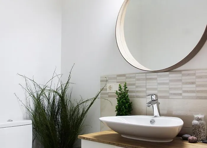 Lovely In Center With Private Parking Apartment *