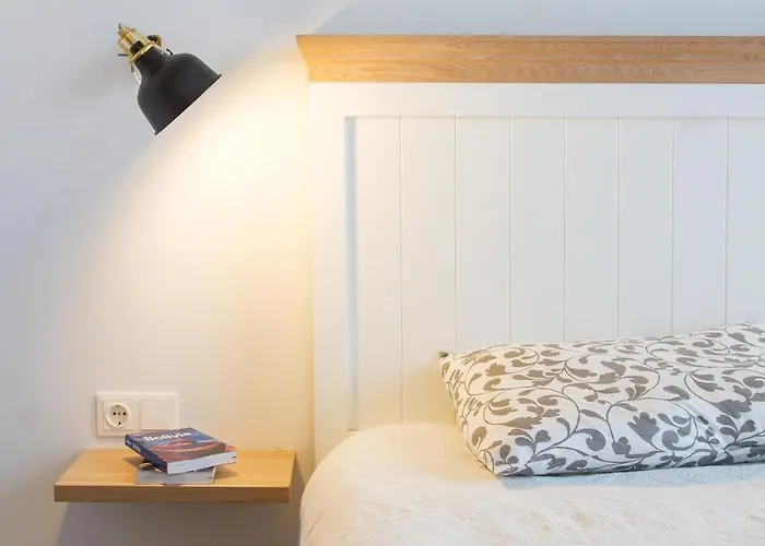 Lovely In Center With Private Parking Apartment *